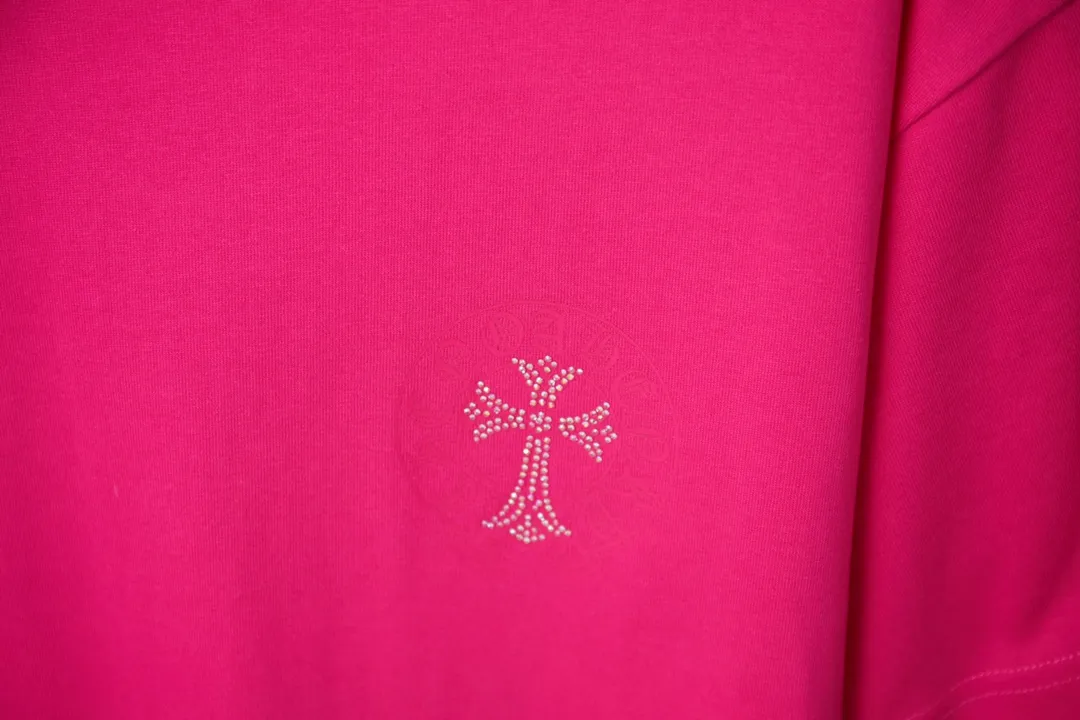 🅿️190 Ch*ome Hearte 25SS early spring new style Crow heart graffiti printed hot diamond short sleeves Light luxury essential item for daily commuting for men and women Correct version Welcome to compare Detailed features · 320g 100% pure cotton double yarn jersey fabric · Custom dyed in the same cylinder, special thickened 32 pieces double-strand 1X1 thread · Digital direct printing ➕Imported Australian pearlescent diamonds · Double needle stitching and cross-stitch technology · Original main mark, washed tag, brand moisture-proof paper packaging Color: black/white/rose red/grey Size: S/M/L/XL